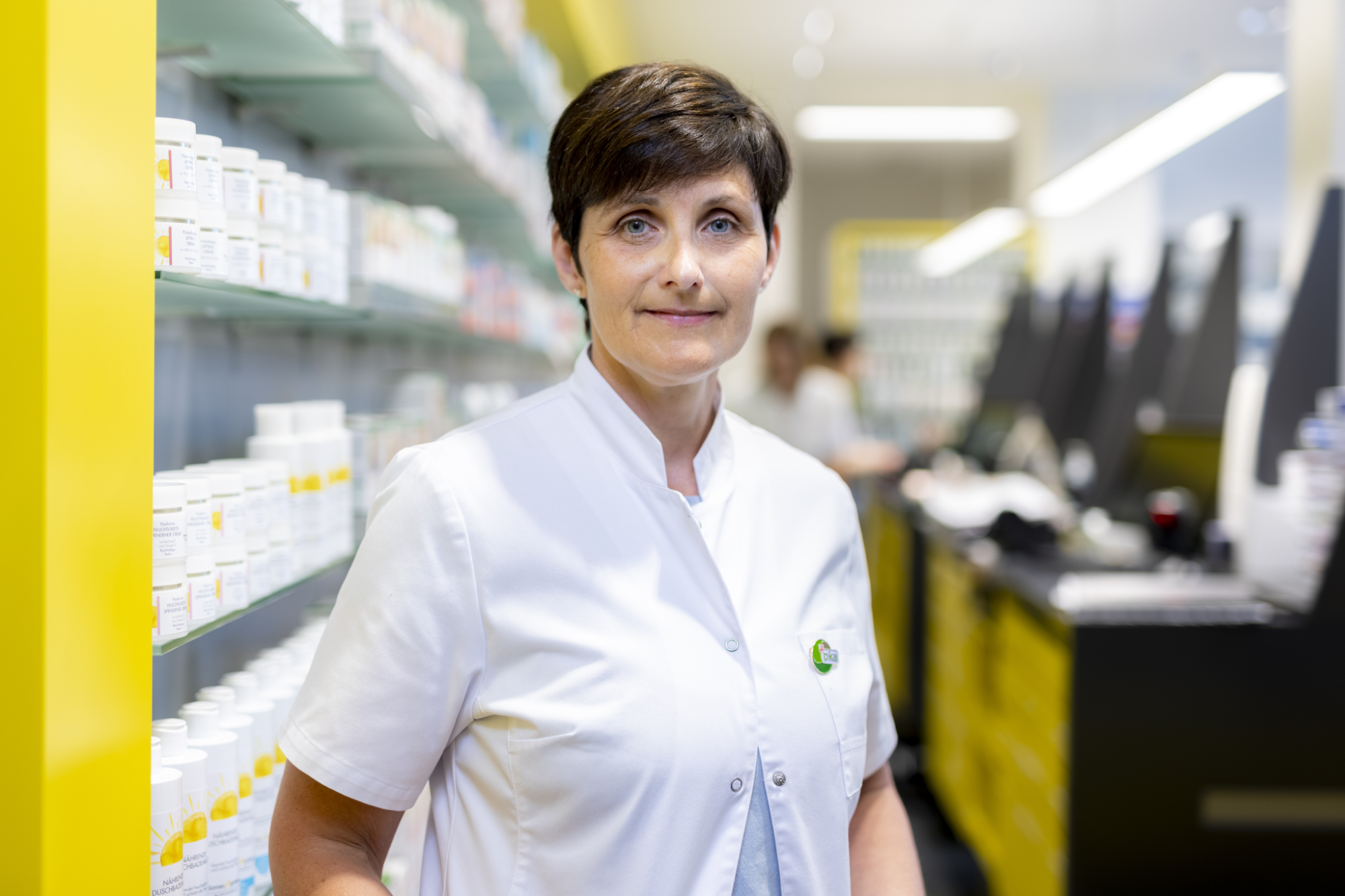 Mitarbeiterin Doris Bodner in der Apotheke