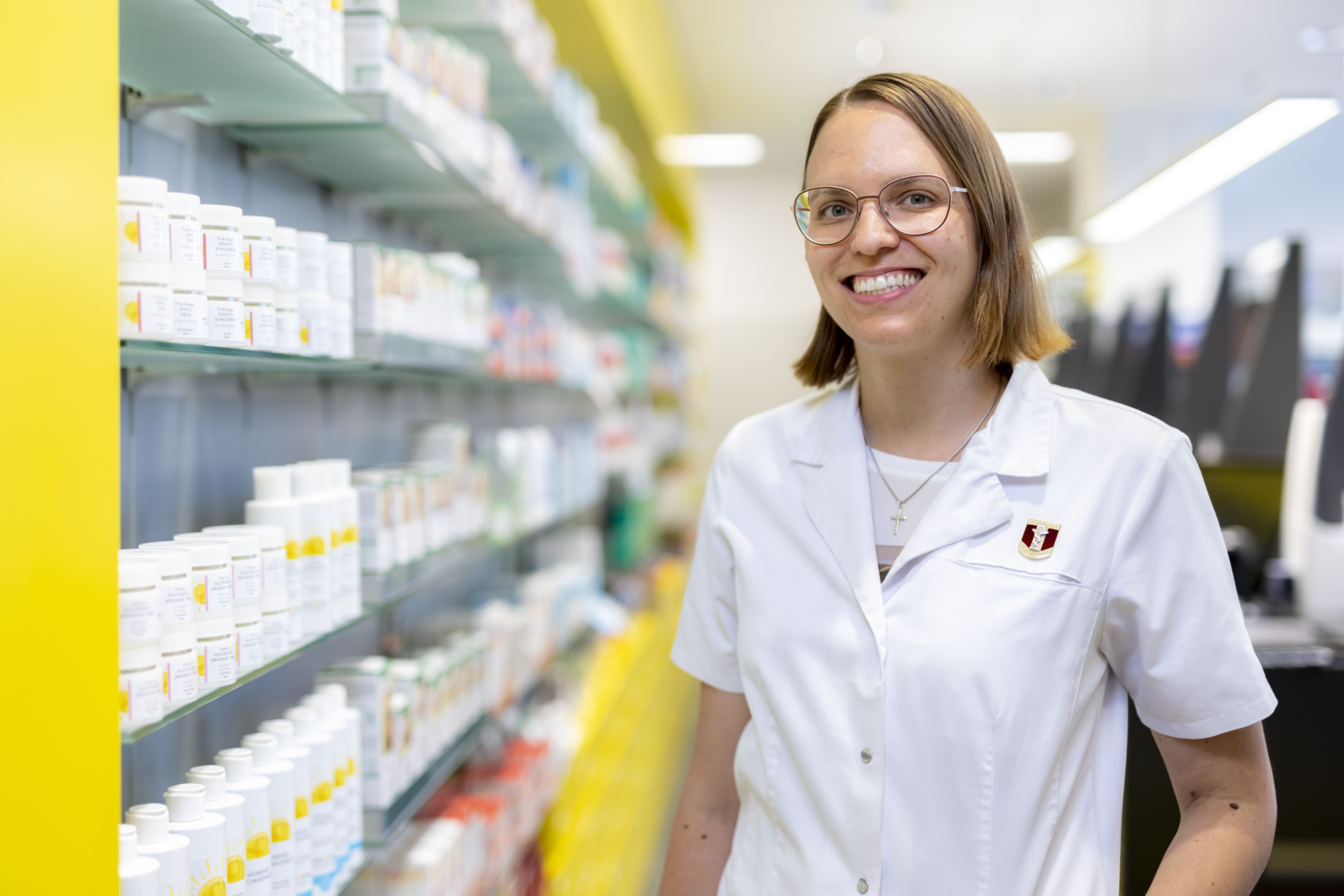 Mitarbeiterin Elisabeth Kirchner in der Apotheke