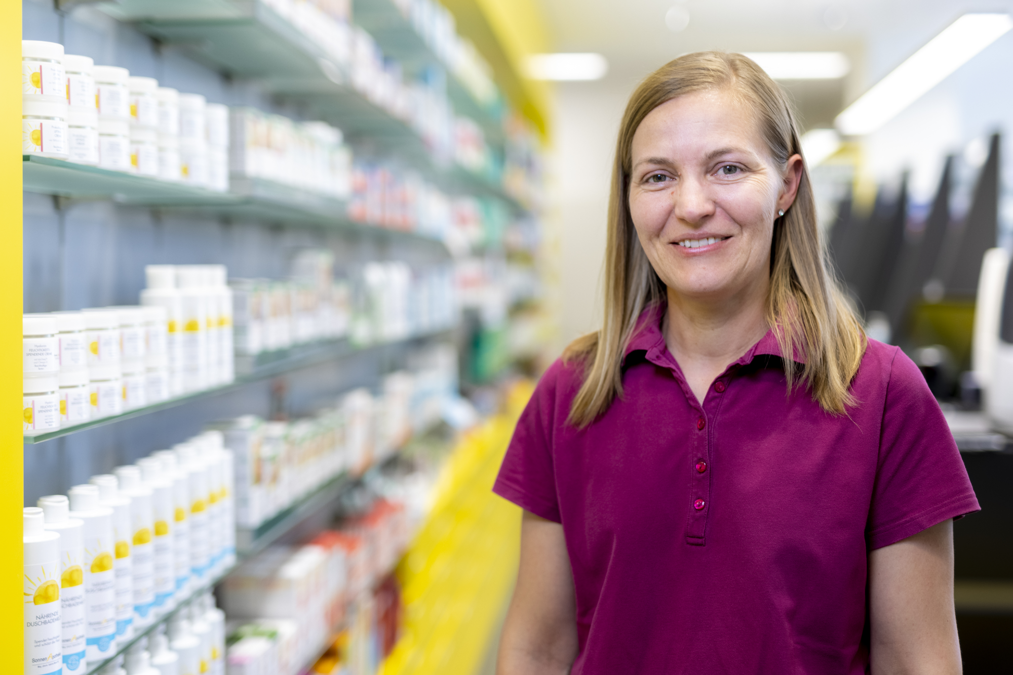 Mitarbeiterin Melanie Fercher in der Apotheke