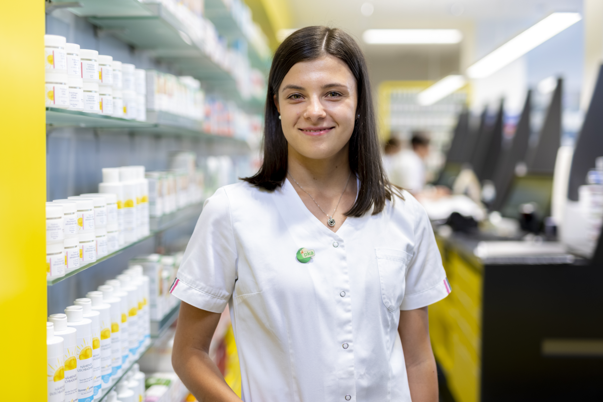 Mitarbeiterin Laura Rindler in der Apotheke