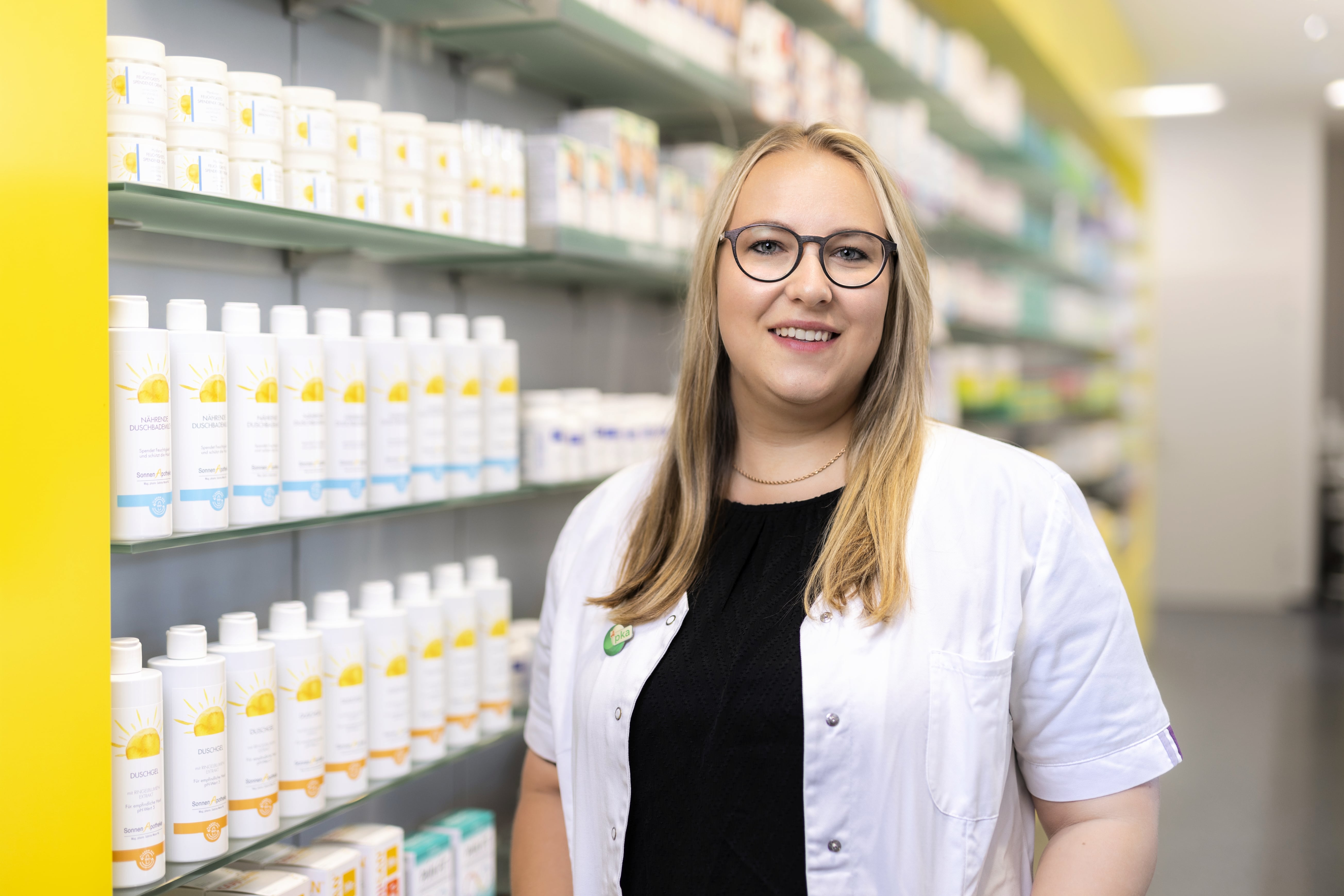Mitarbeiterin Heidi Presslauer  in der Apotheke