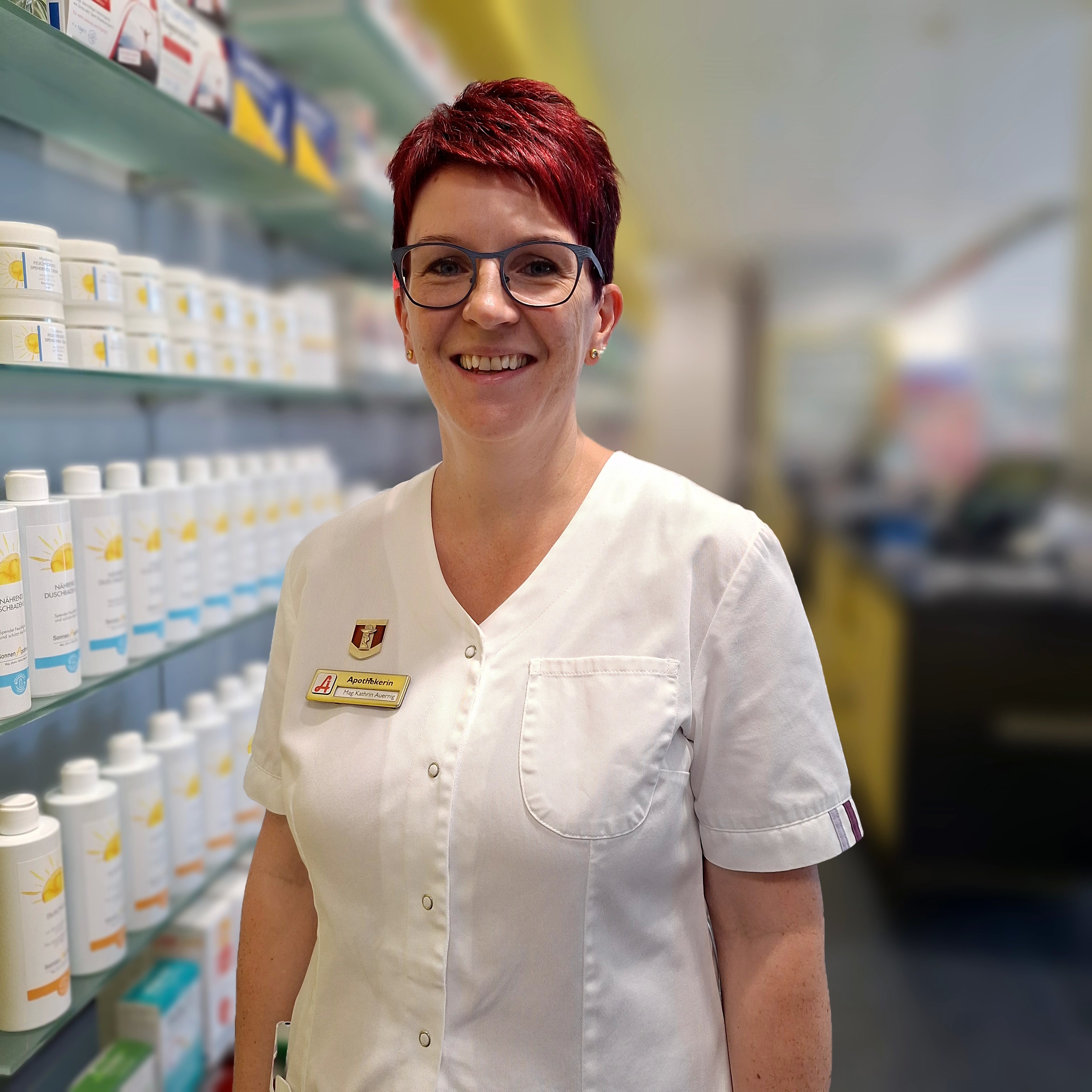 Mitarbeiterin Kathrin Auernig in der Apotheke