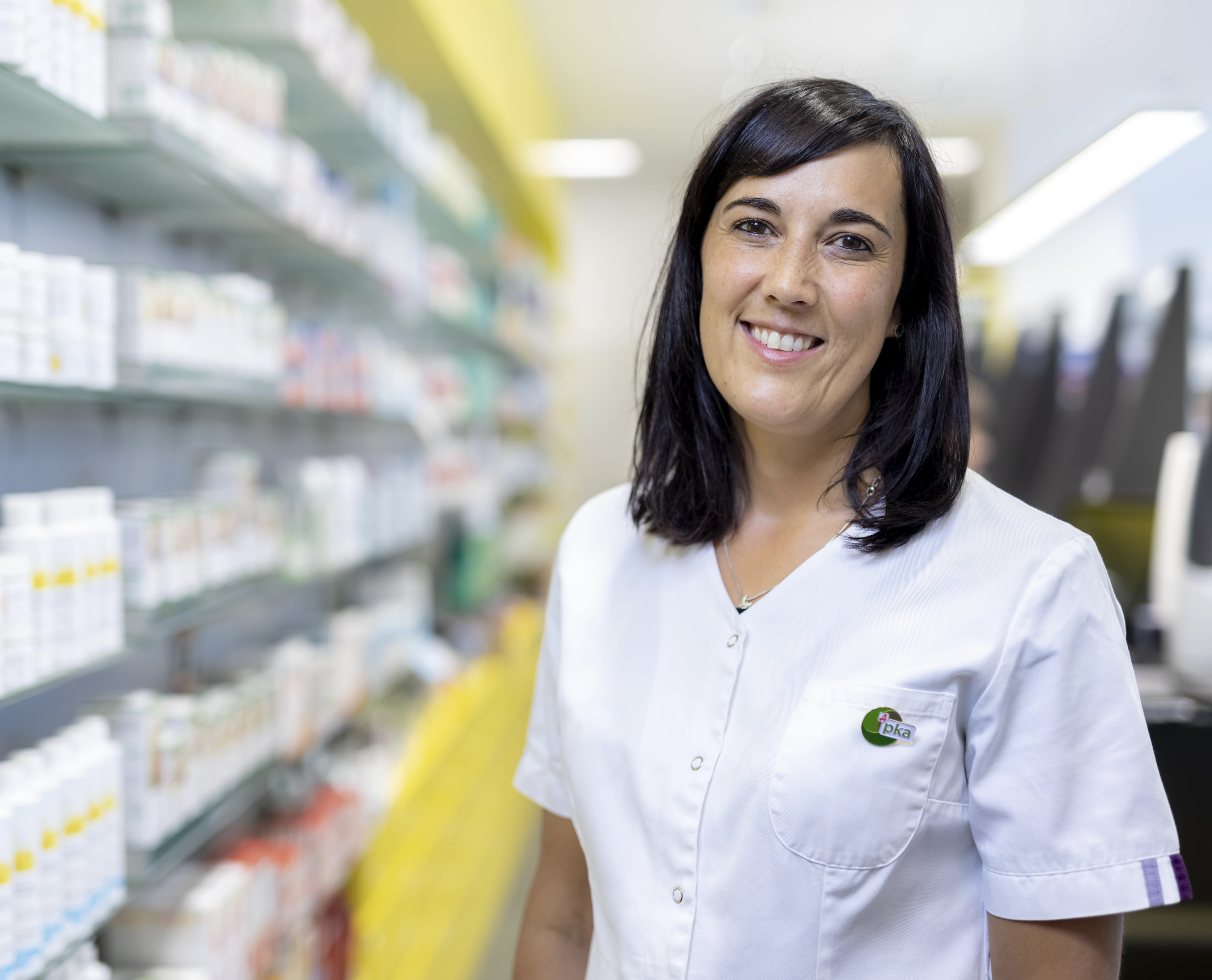 Mitarbeiterin Theresa Pichler in der Apotheke